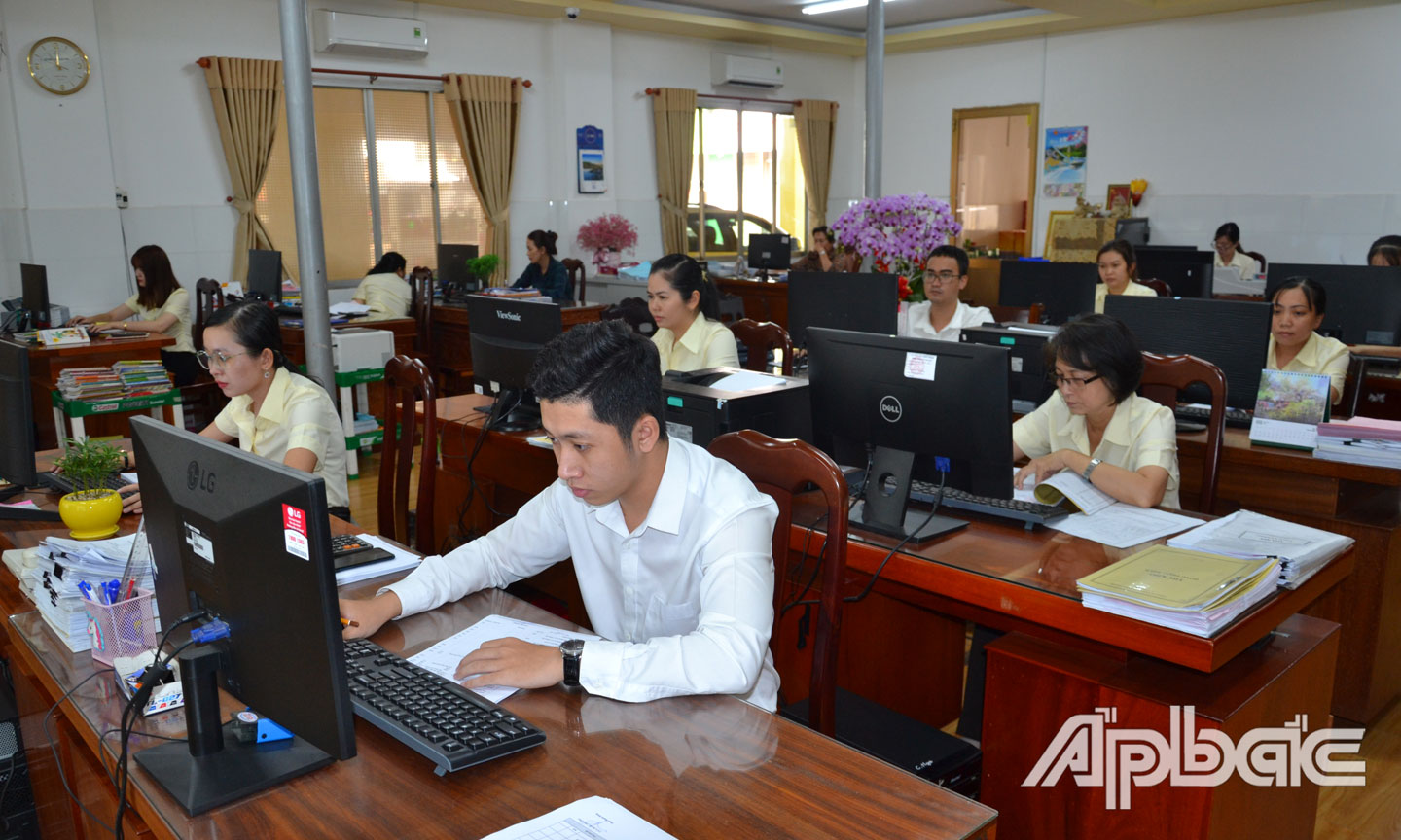 Nhân viên làm việc tại văn phòng Công ty TNHH TMDV Xăng dầu Châu Thành. 