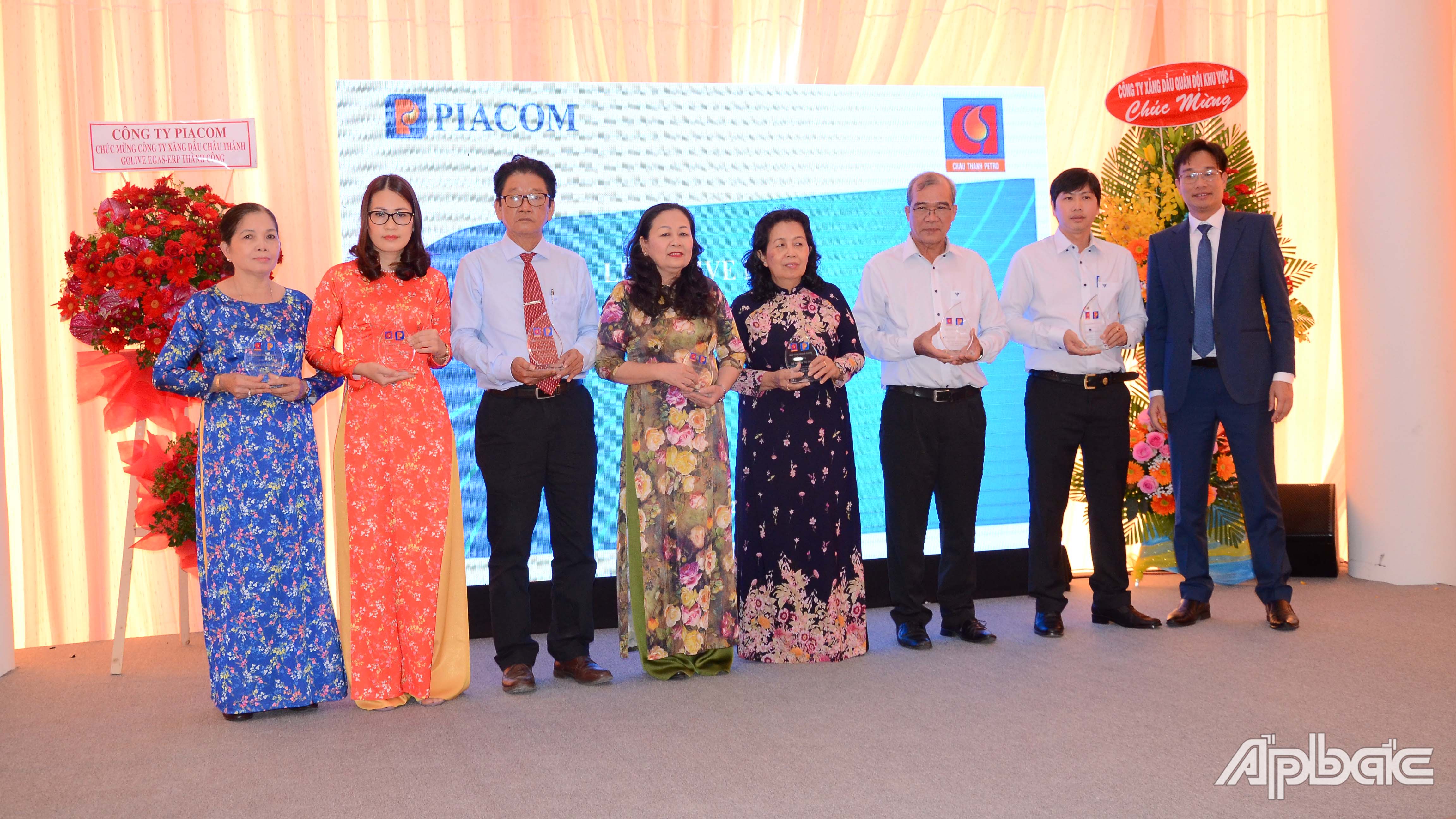 Trao kỷ niệm chương cho lãnh đạo, nhân viên Công ty TNHH TMDV Xăng dầu Châu Thành.