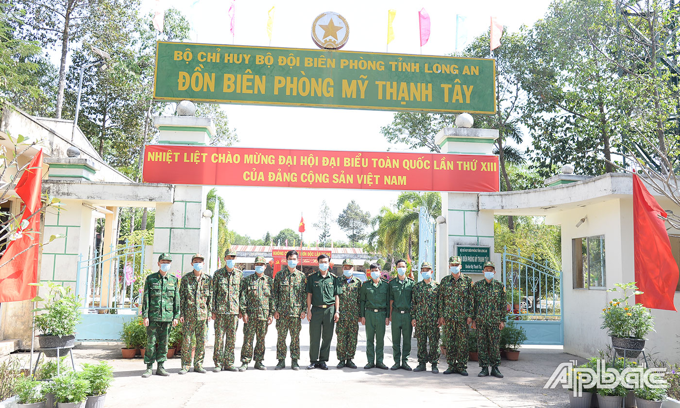 Cán bộ, chiễn sĩ thuộc Bộ đội Biên phòng tỉnh Tiền Giang tăng cường cho BĐBP tỉnh Long An thực hiện nhiệm vụ quản lý, bảo vệ biên giới và phòng, chống dịch Covid-19.