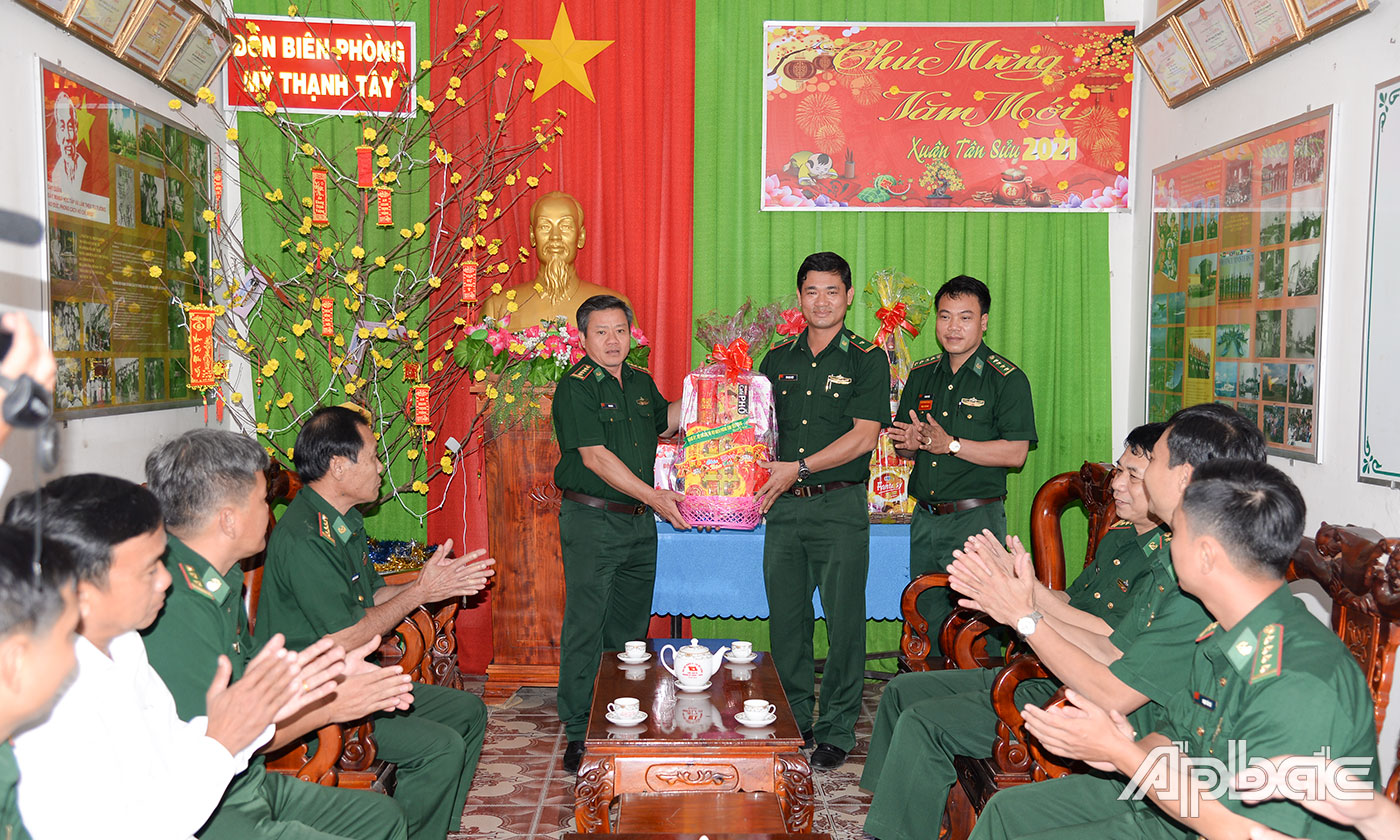 Đảng ủy, Bộ Chỉ huy Bộ đội Biên phòng tỉnh Tiền Giang tặng quà cho Đồn Biên phòng Mỹ Thạnh Tây.