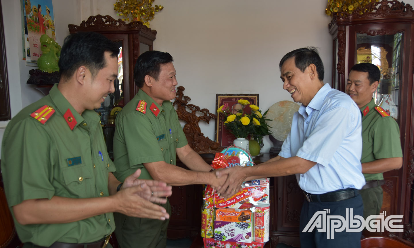 Đoàn thăm, chúc Tết đồng chí đại tá Nguyễn Hữu Trí, nguyên giám đốc Công an tỉnh