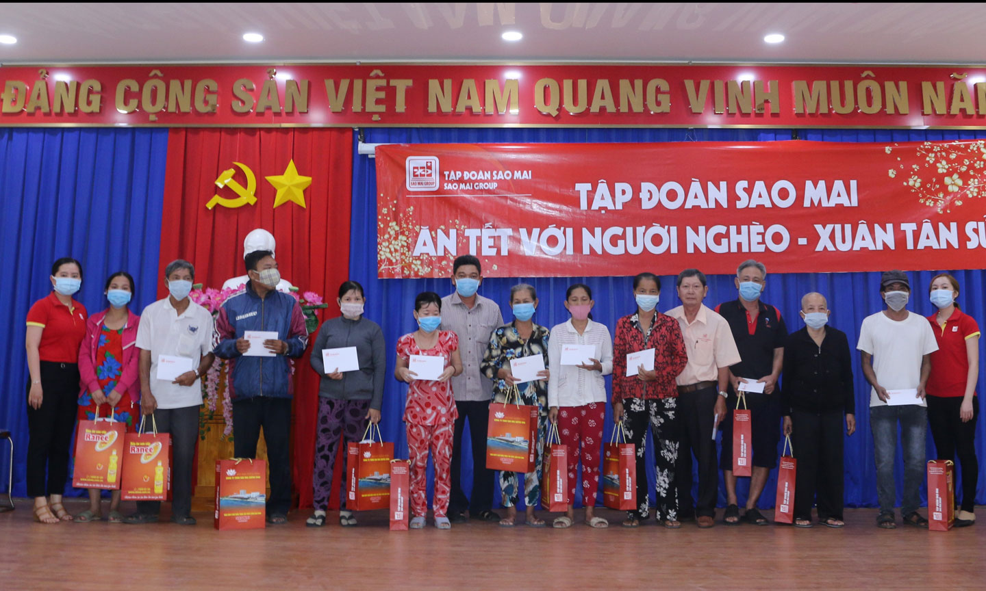 Ông Nguyễn Văn Quang - Chủ tịch Công đoàn Sao Mai Group tặng quà tại các  phường, xã của TP. Long Xuyên