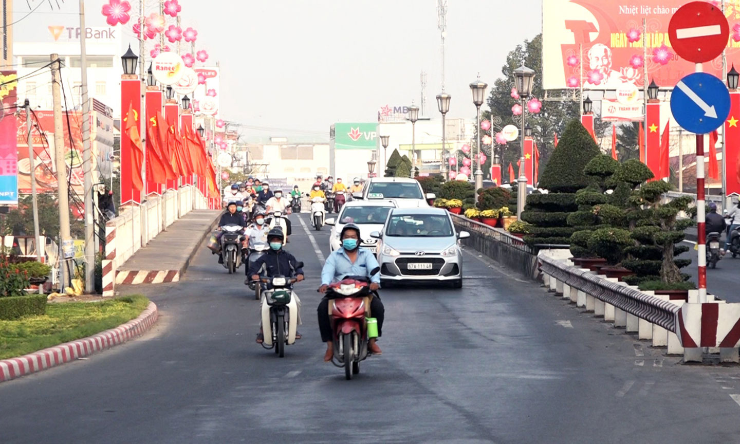 7.  Ngoài ra, Sao Mai còn tài trợ kinh phí hơn 12 tỷ đồng cho An Giang trang trí đường hoa xuân đón Tết