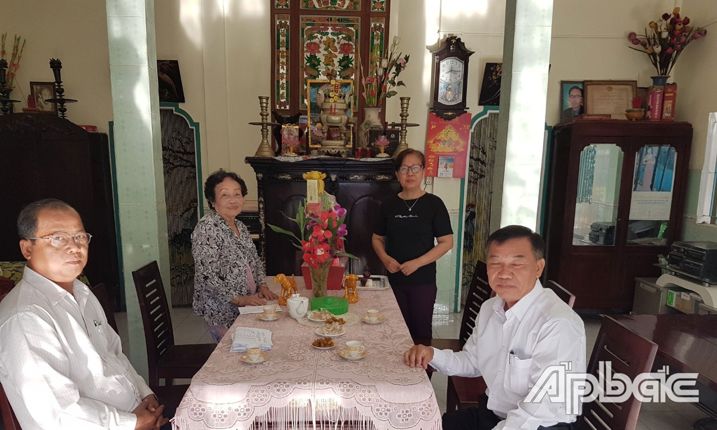 Ông Trần Hữu Phong,TUV, Phó Bí thư huyện ủy Châu Thành cùng đoàn thăm chúc tết và tặng quà gia đình chính sách tại các xã Tân Lý Tây, Tân Hương và Thị trấn Tân Hiệp.