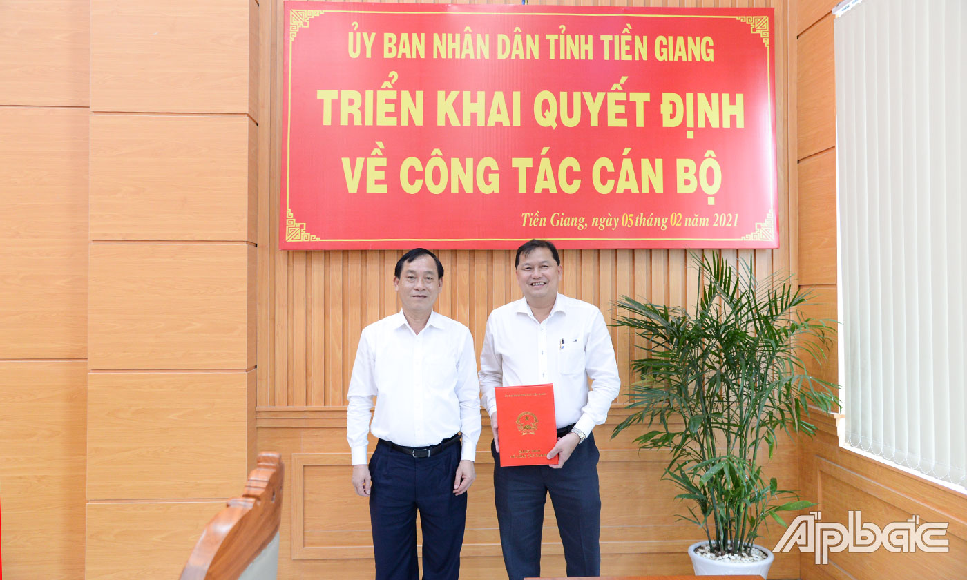 Đồng chí Nguyễn Văn Vĩnh trao Quyết định bổ nhiệm cho đồng chí Nguyễn Đình Thông.