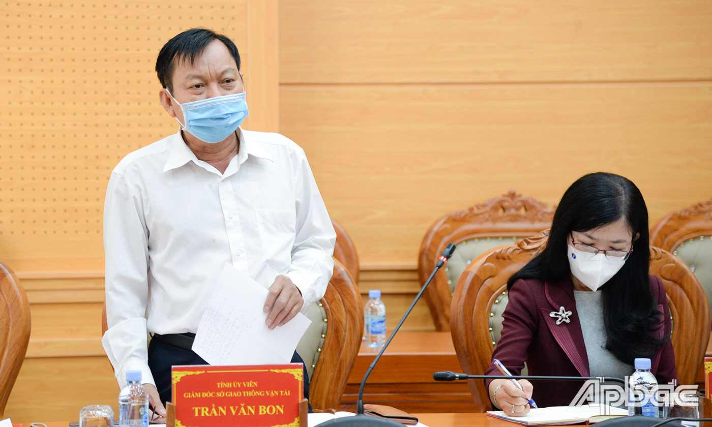 Giám đốc Sở Giao thông vận tải Trần Văn Bon phát biểu tại phiên họp.