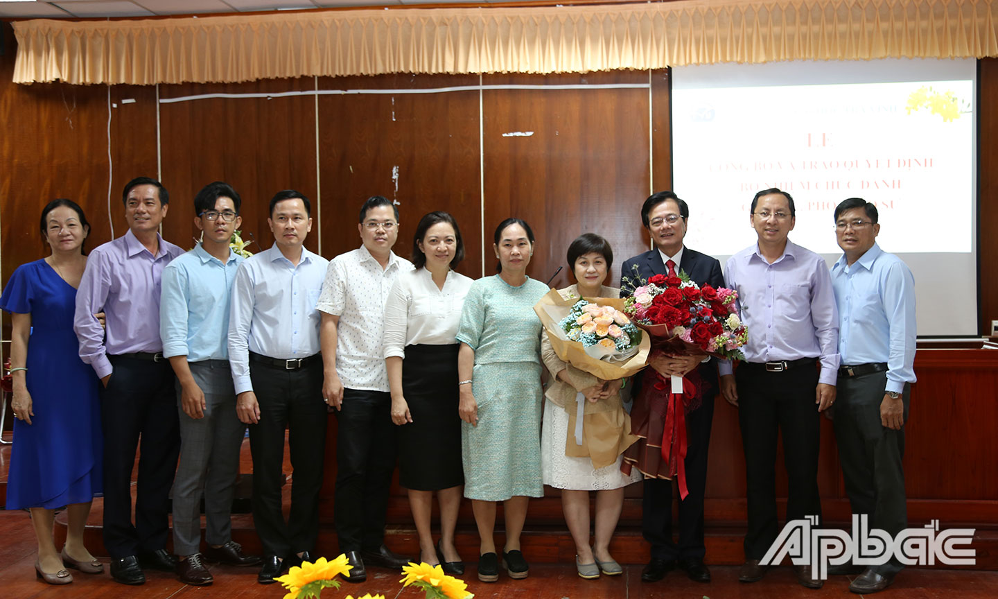 Lãnh đạo, cán bộ ngành ngành Y Tiền Giang tặng hoa chúc mừng.