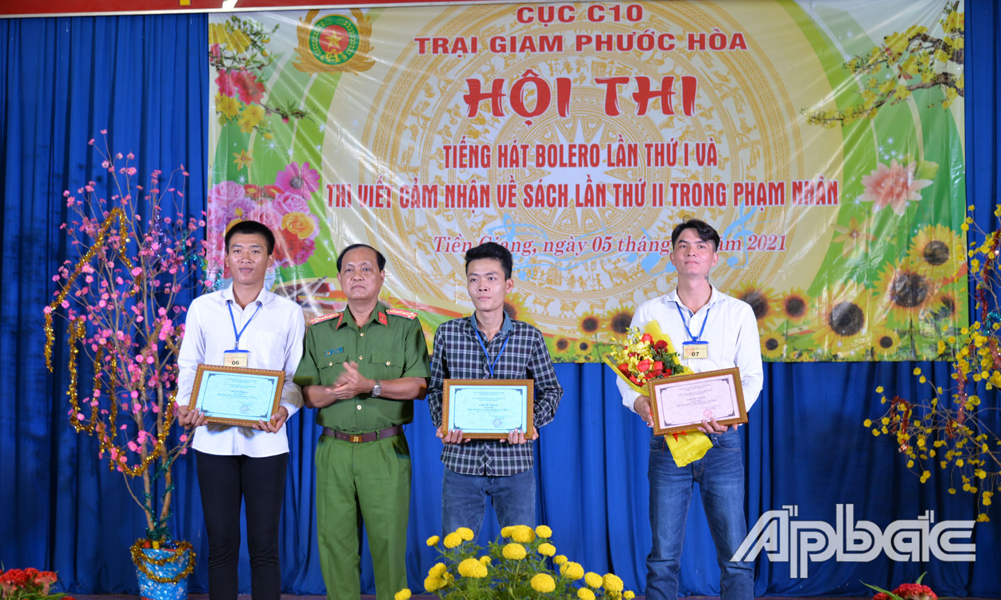 Trao giải thưởng cho các phạm nhân tham gia Hội thi Tiếng hát bolero lần thứ I và thi viết cảm nhận về sách lần thứ II trong phạm nhân năm 2021.