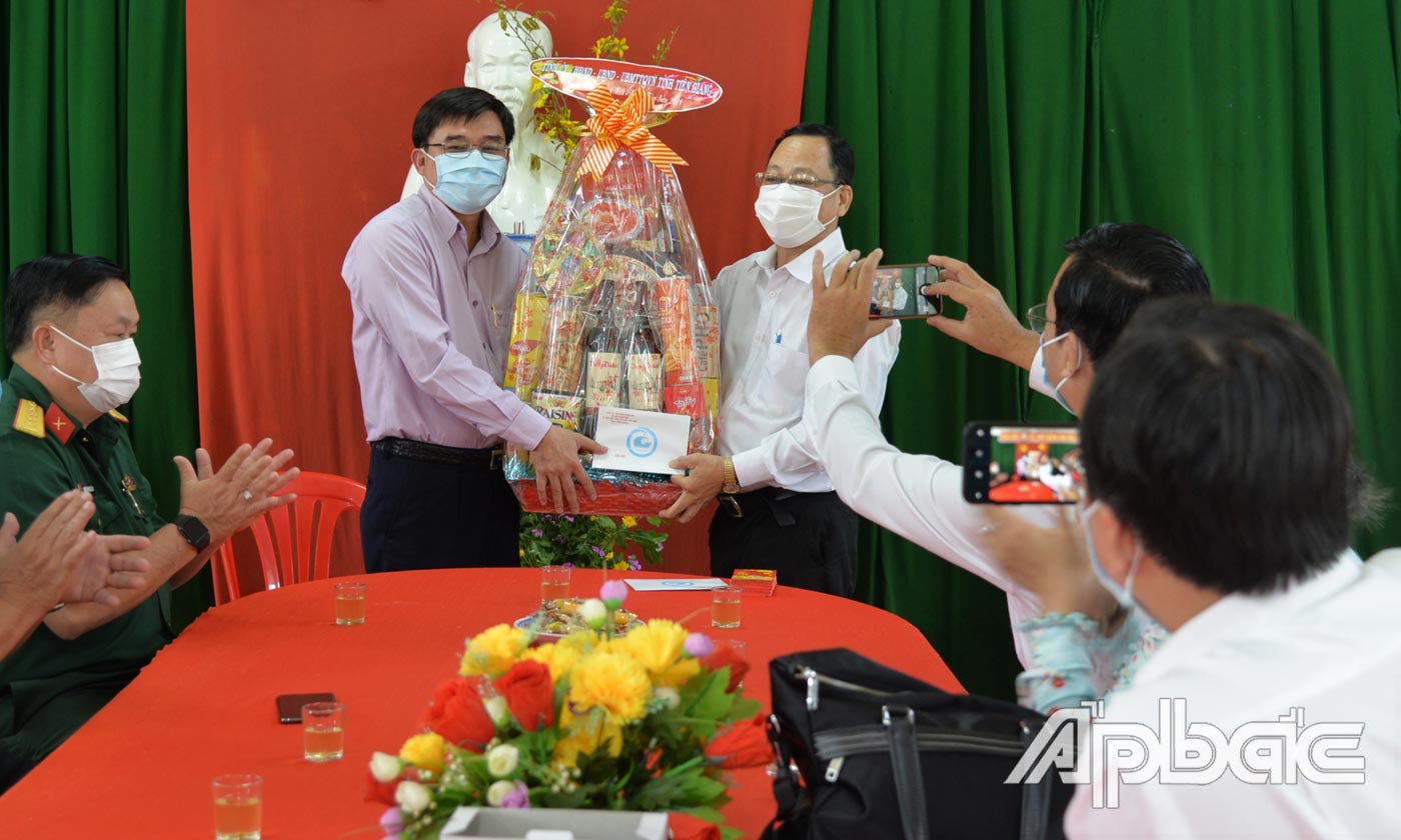 Đồng chí Nguyễn Văn Mười thăm, chúc tết Bệnh viện dã chiến.