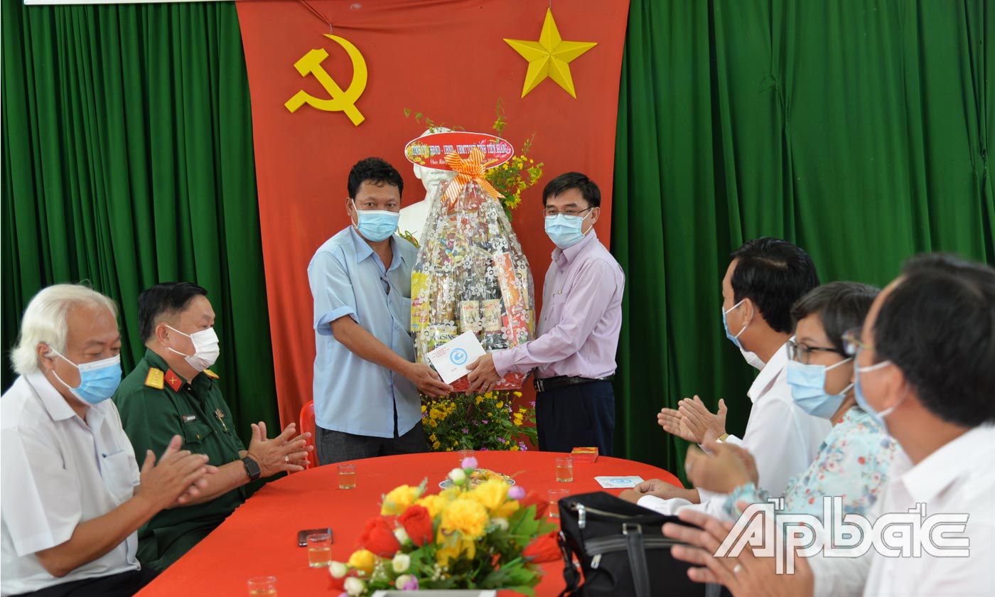 Đồng chí Nguyễn Văn Mười thăm, chúc tết Phòng khám đa khoa Quân dân y.