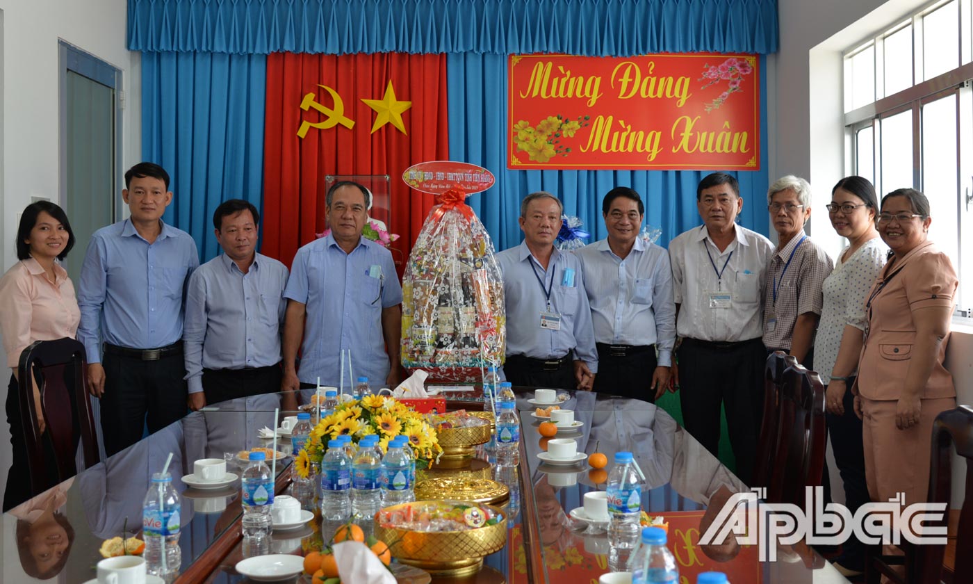 Đồng chí Nguyễn Văn Nhã thăm, chúc tết Trung tâm Công tác xã hội tỉnh.