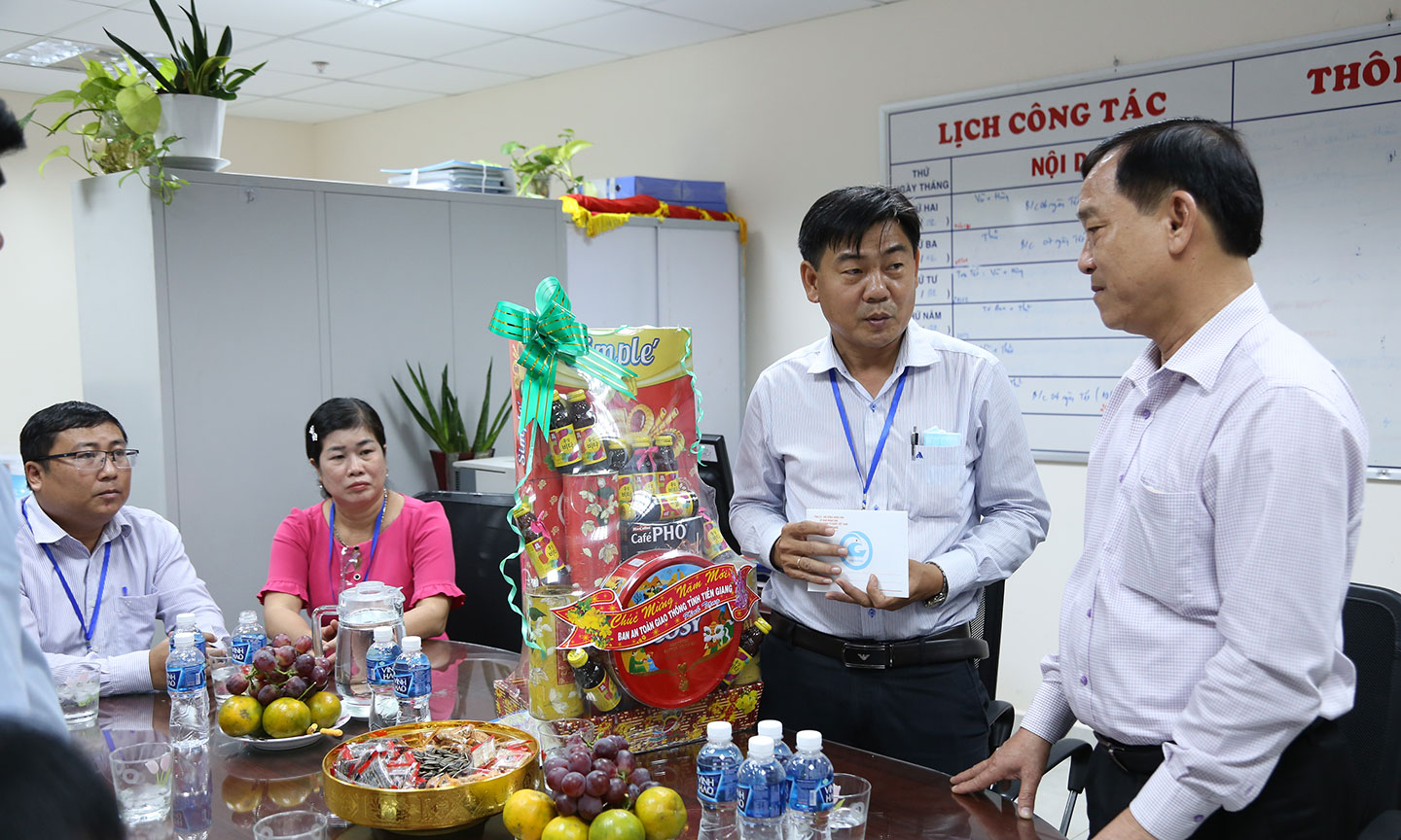 Thăm và tặng quà Ban ATGT tỉnh Tiền Giang.