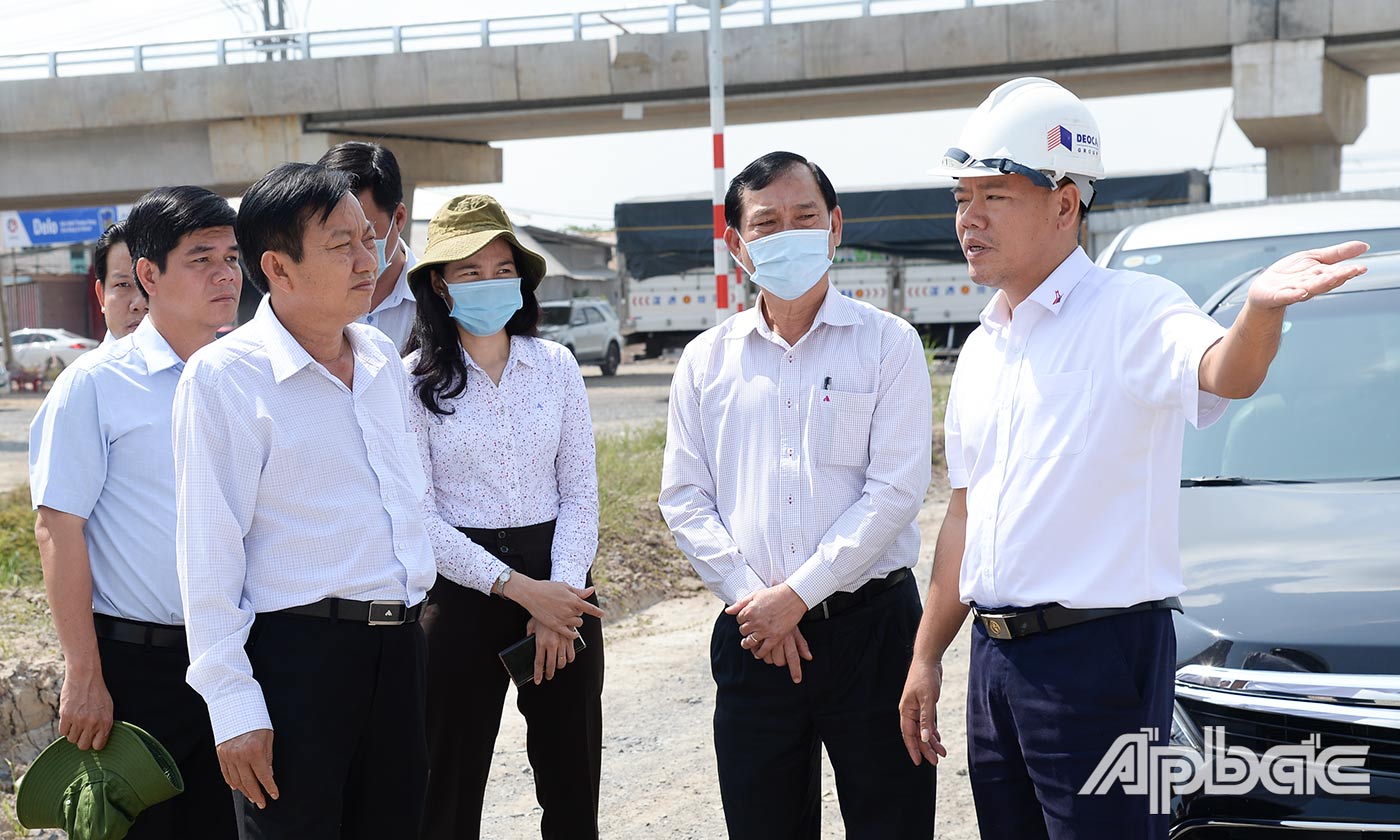 Đồng chí Nguyễn Văn Vĩnh kiểm tra tiến độ thực hiện Dự án Đường cao tốc Trung Lương -  Mỹ Thuận tại nút giao cầu vượt An Thái Trung (huyện Cái Bè).