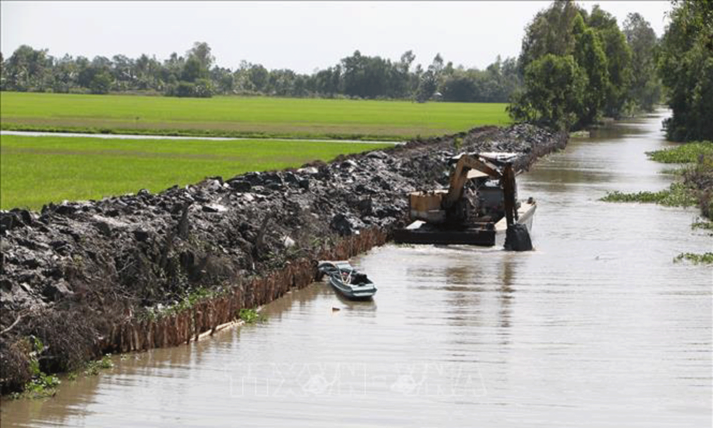 Nạo vét kênh mương nội đồng để chủ động ngăn mặn, trữ ngọt tại huyện Vị Thủy, tỉnh Hậu Giang. Ảnh tư liệu: Duy Khương/TTXVN