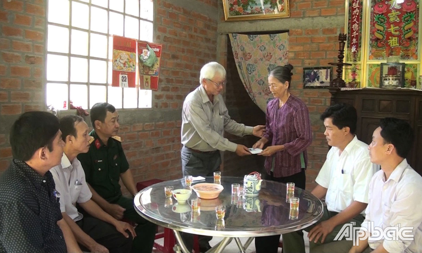 Chủ tịch UBND huyện Châu Thành Huỳnh Văn Bé Hai thăm, tặng quà gia đình chính sách nhân  kỷ niệm Ngày Thương binh - Liệt sĩ (27-7-2020).  Ảnh: NGỌC YÊN 