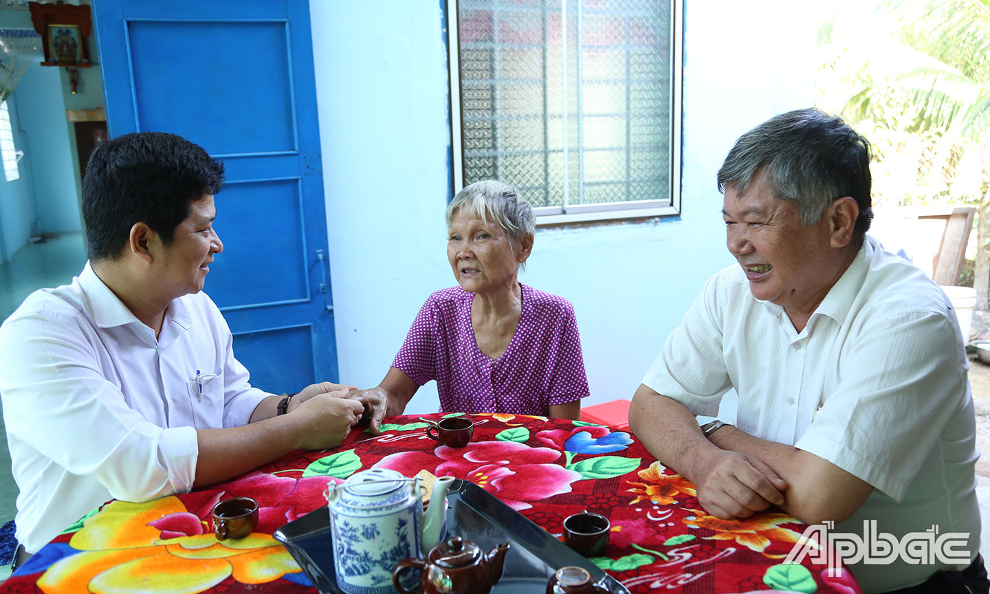         Chính quyền xã luôn  quan tâm, chăm sóc,  hỗ trợ  gia đình có hoàn cảnh khó khăn.