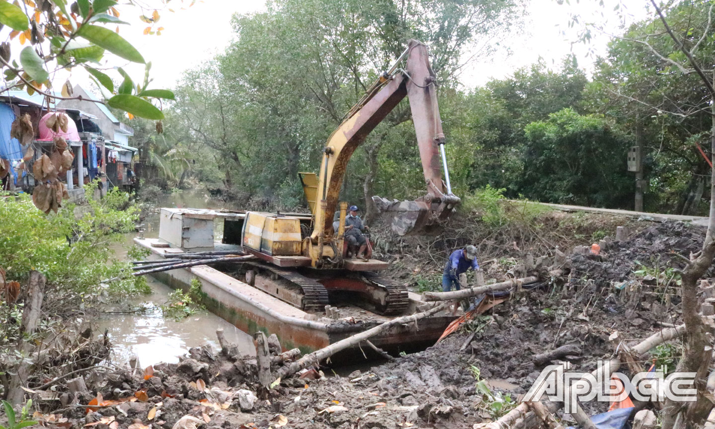 Công trình đập ngăn mặn ở ấp Tân Bường A, xã Tân Phong, huyện Cai Lậy.