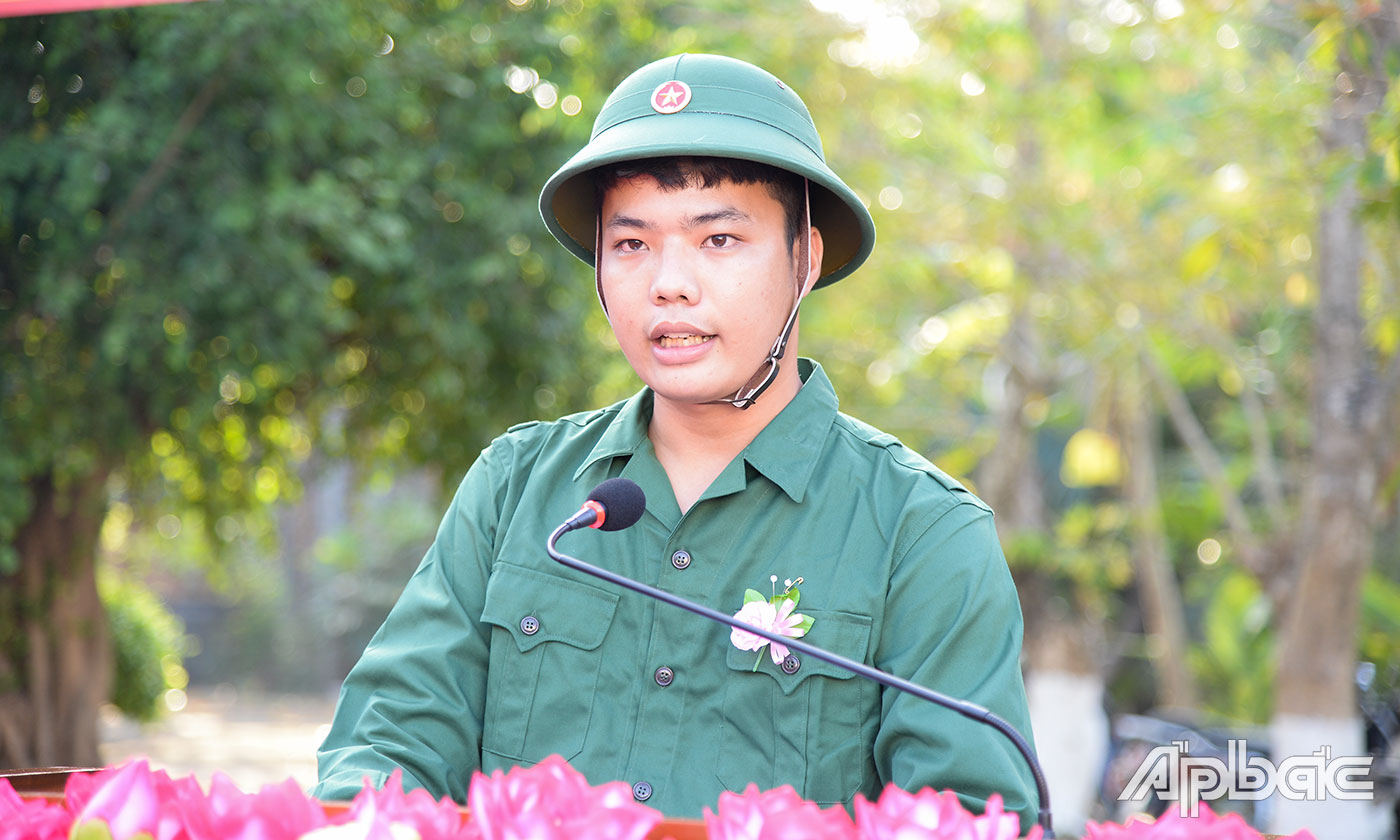 Tân binh Huỳnh Văn Tân, đại diện 106 thanh niên lên đường nhập ngũ phát biểu cảm tưởng.