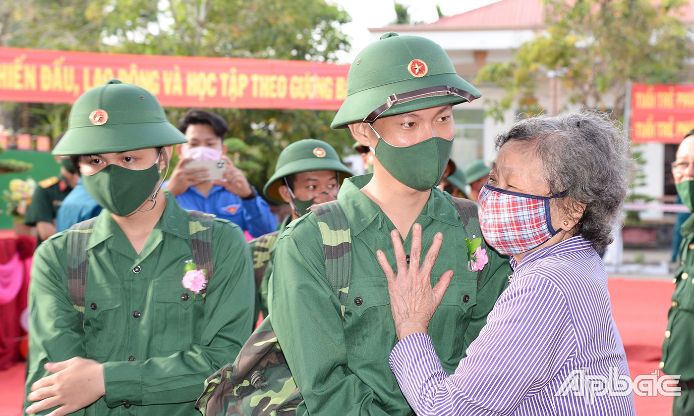 Người thân động viên, xúc động chia tay tân binh trước lúc lên xe.