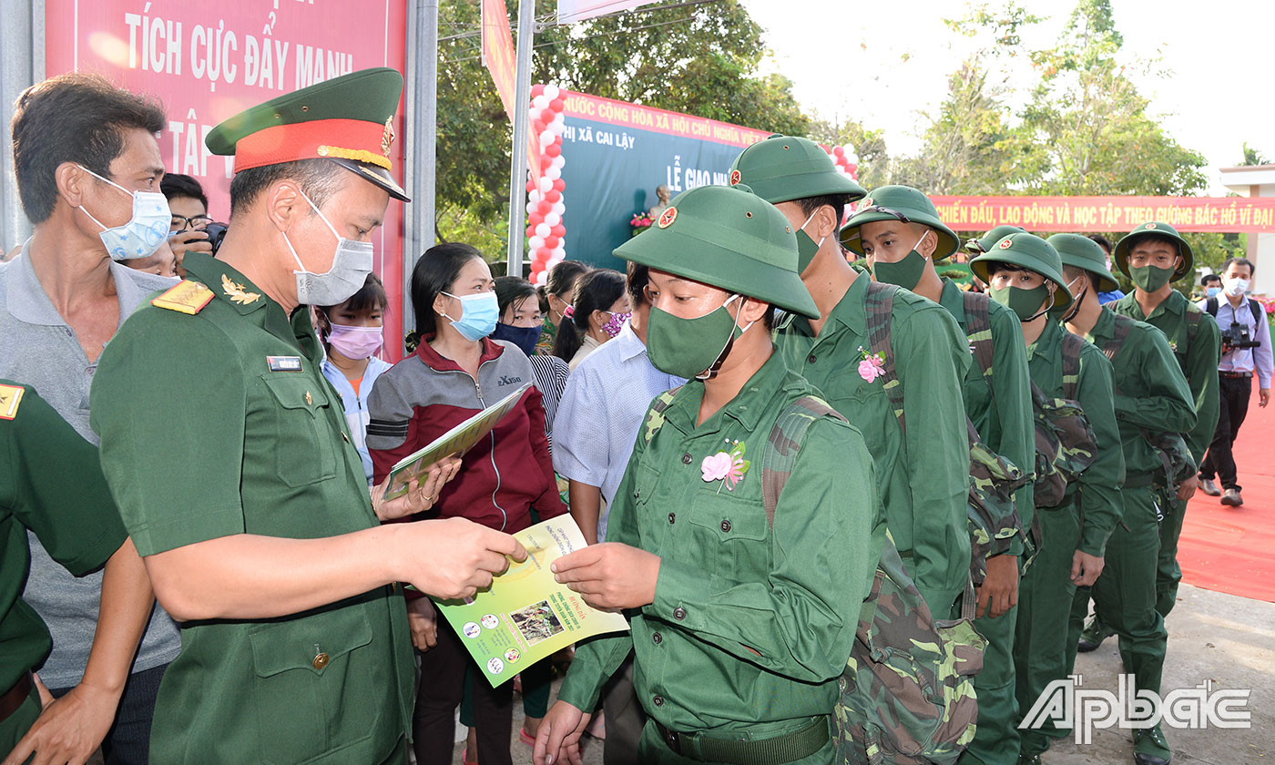 Tân binh được nhận tờ rơi phòng, chống dịch Covid-19.