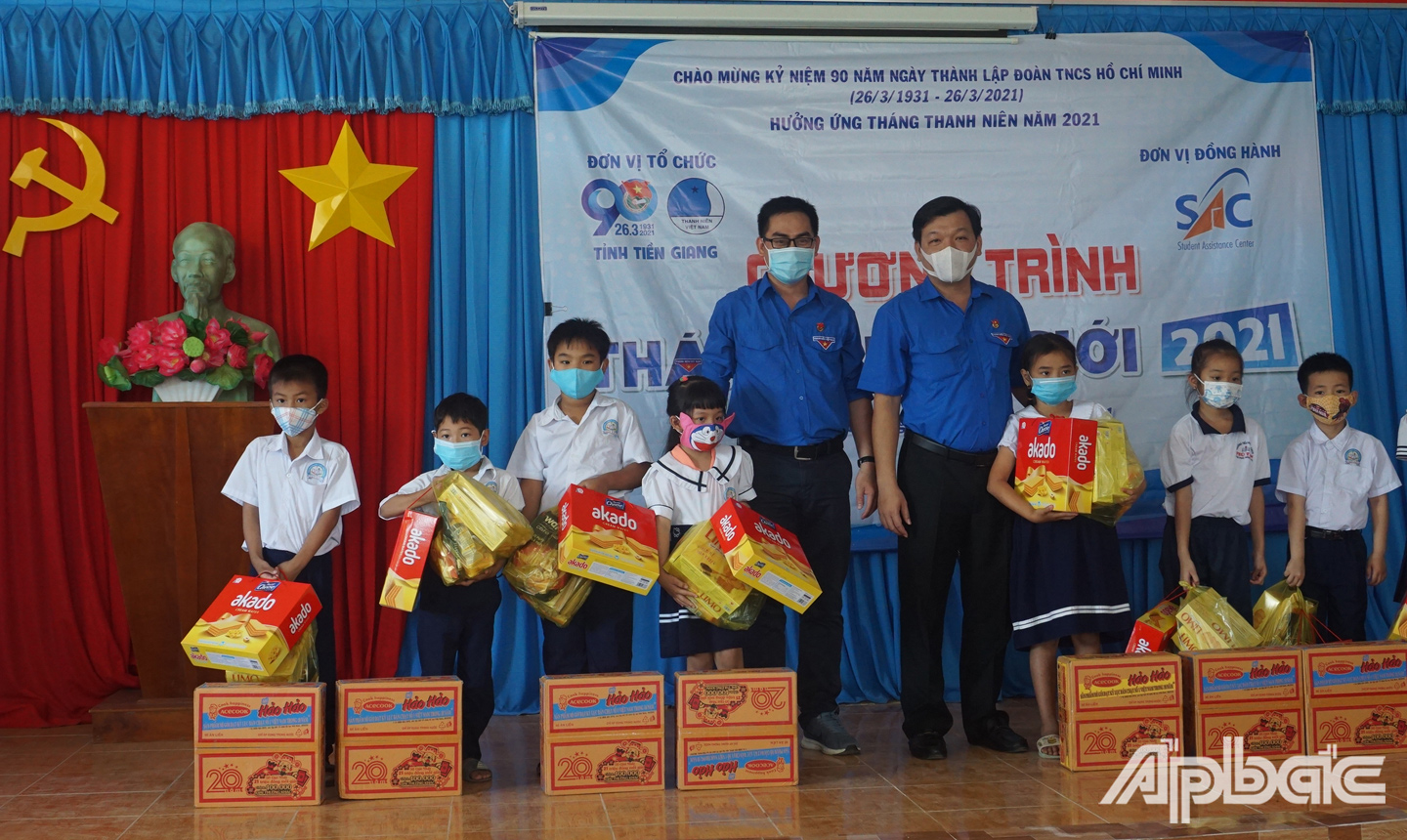 Trung tâm hỗ trợ học sinh, sinh viên Thành phố Hồ Chí Minh trao học bổng và quà cho các em học sinh có hoàn cảnh khó khăn. 