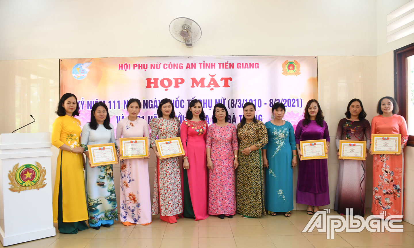  Ban Giám khảo trao giải cuộc thi ảnh đẹp “Duyên dáng nữ chiến sĩ Công an”.