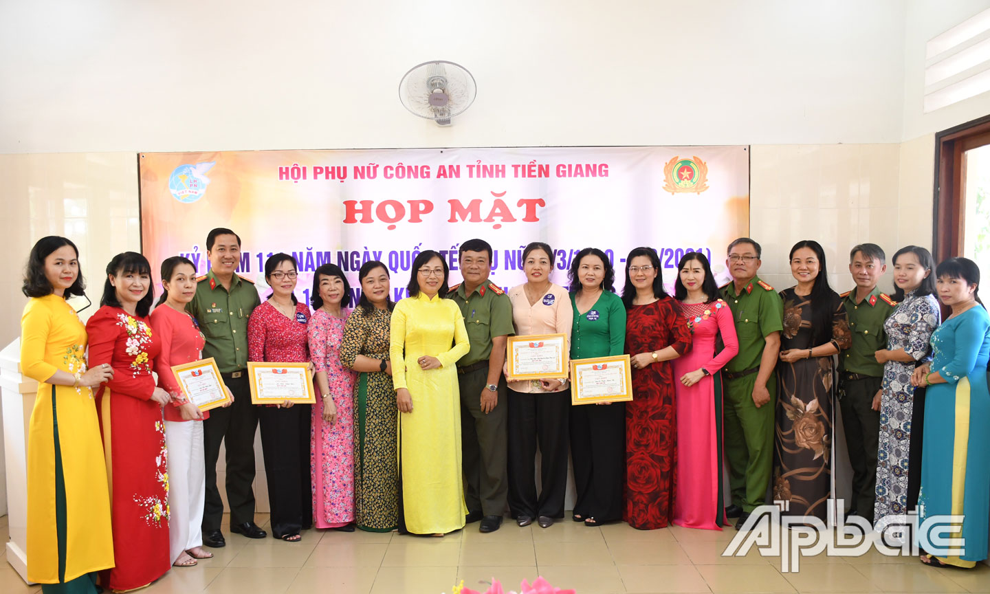 Đại biểu tham dự họp mặt truyền thống Ngày 8-3.