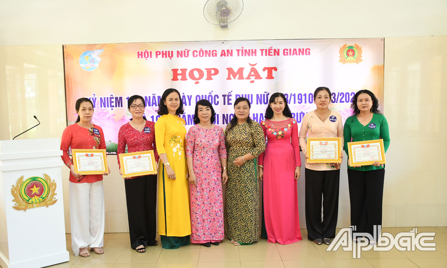 Ban Giám khảo trao giải hội thi làm bánh dân gian với chủ đề “Nữ chiến sĩ Công an Tiền Giang giỏi việc nước, đảm việc nhà”.
