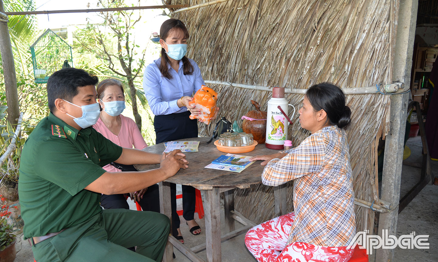 Hội LHPN xã Tân Phước trao heo đất tiết kiệm hỗ trợ HVPN  có hoàn cảnh khó khăn.