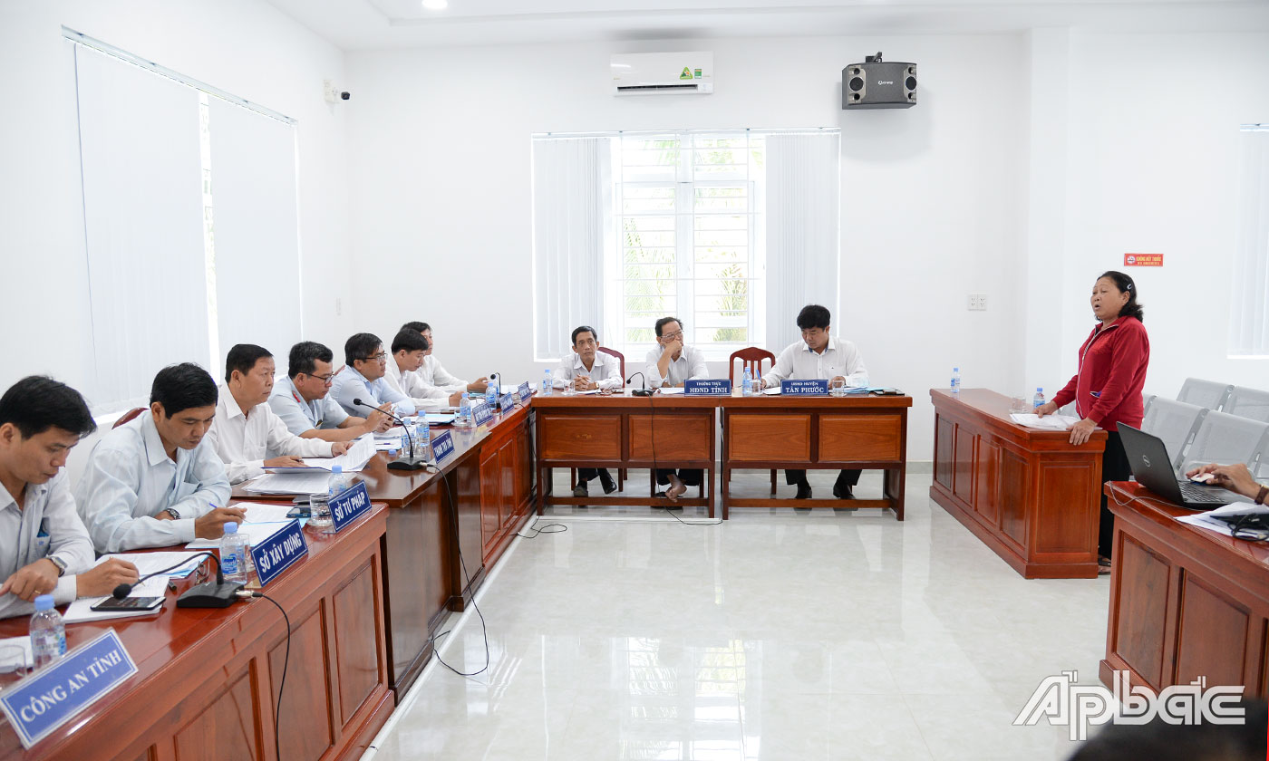 Bà Lê Thị Hoa trình bày ý kiến khiếu nại tại buổi tiếp xúc, đối thoại.