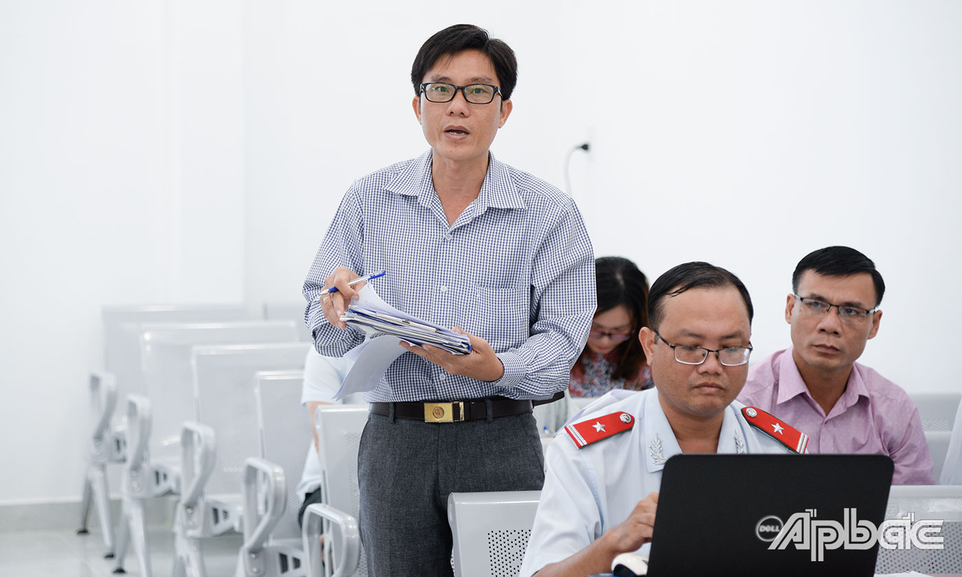 Trưởng phòng Tài nguyên và Môi trường huyện Tân Phước Trần Văn Hiệp trả lời các nội dung khiếu nại mà các hộ dân đã nêu.