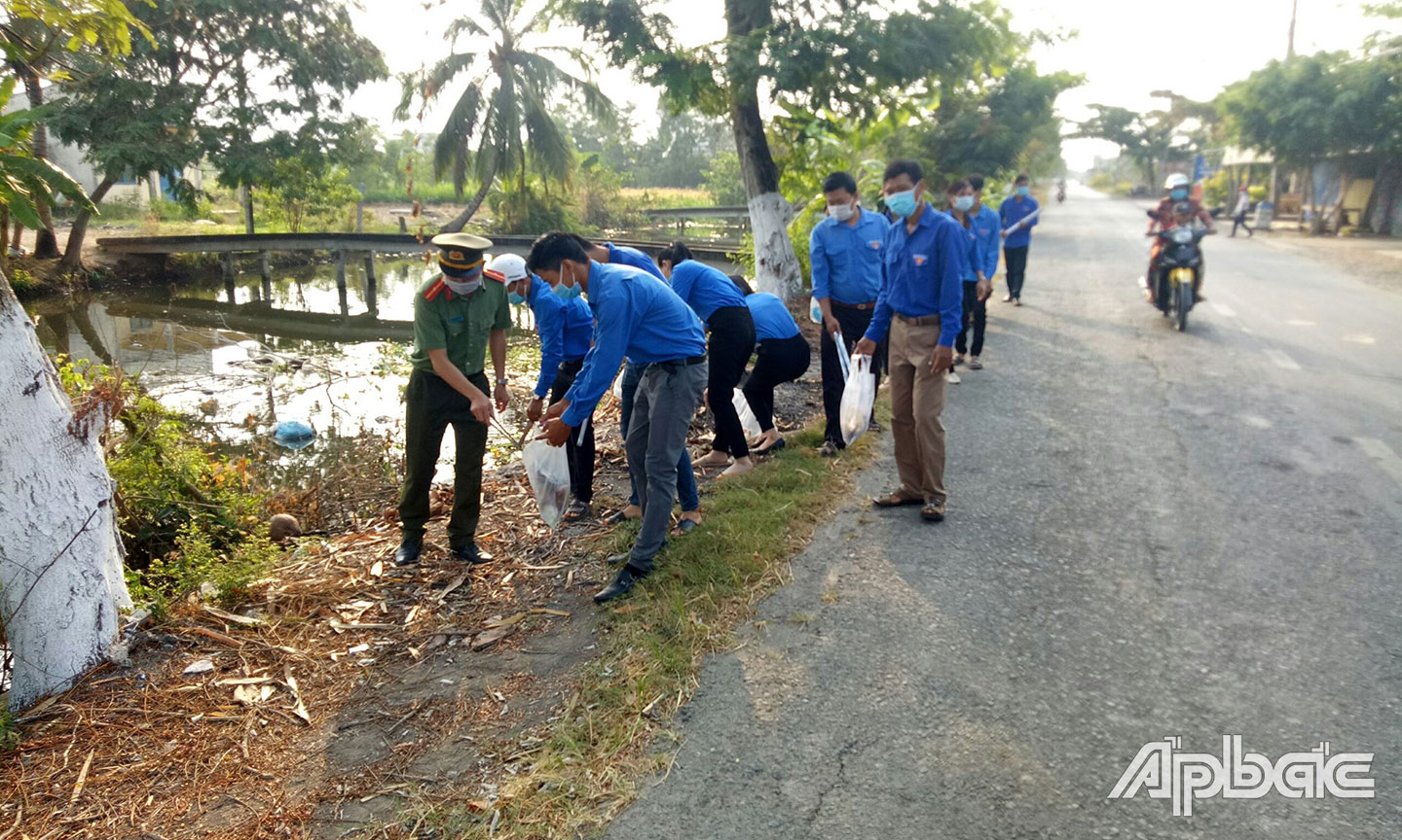 Đoàn viên, thanh niên huyện Gò Công Đông thực hiện công trình thanh niên thu gom rác thải bảo vệ môi trường. 