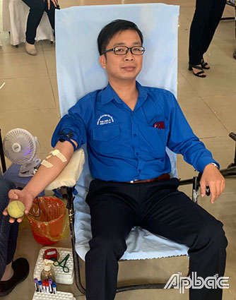 Anh Thắng tham gia hiến máu  tình nguyện. 