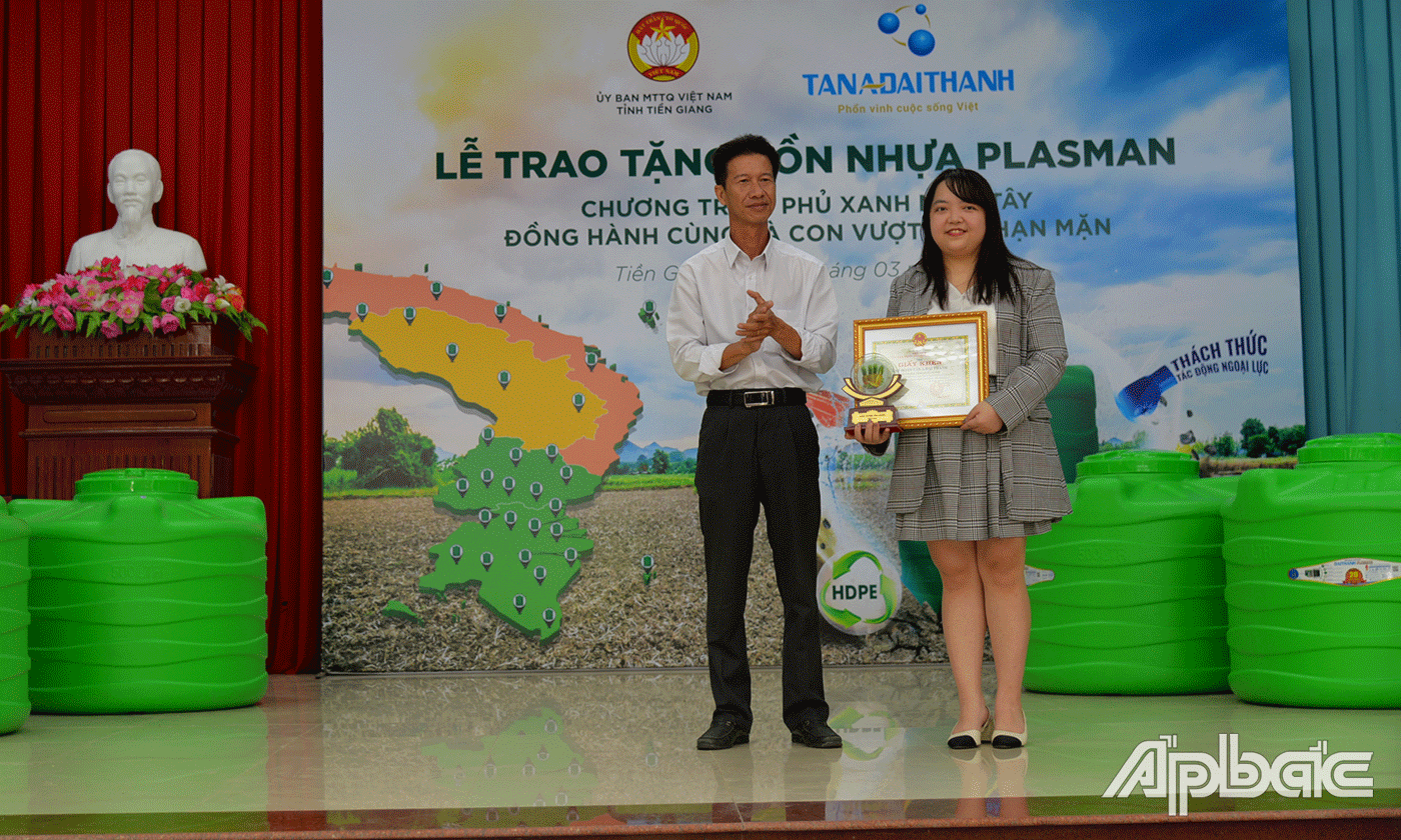 Ủy ban MTTQ và UBND huyện Tân Phước trao thư cảm ơn Tập đoàn Tân Á Đại Thành.