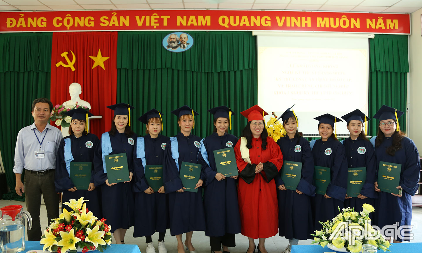 Các học viên nhận chứng chỉ.