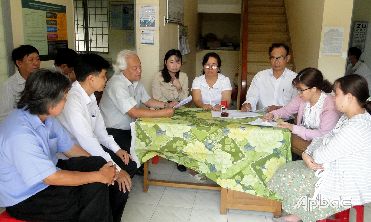 Đoàn kiểm tra của CDC làm việc với cán bộ Trạm Y tế xã Tân Bình về công tác phòng chống sốt xuất huyết