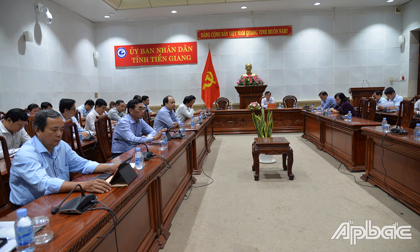 Chủ tịch UBND tỉnh Nguyễn Văn Vĩnh chủ trì tại điểm cầu Tiền Giang.
