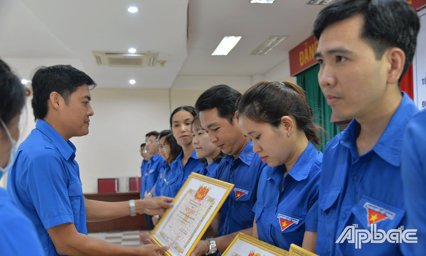 Đồng chí Nguyễn Quang Minh tặng Bằng khen của Tỉnh đoàn cho các tập thể.