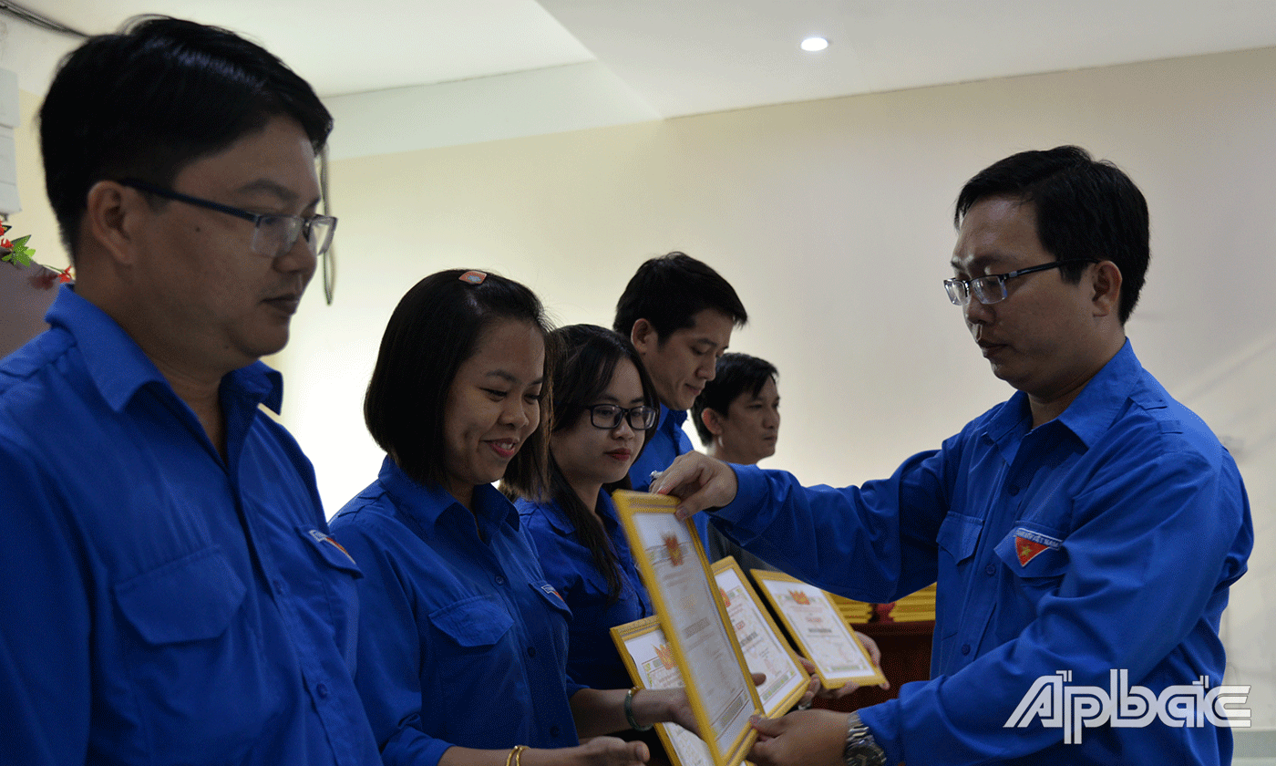 Bí thư Đoàn khối Nguyễn Xuân Phúc trao giấy khen của đoàn khối cho các tập thể.