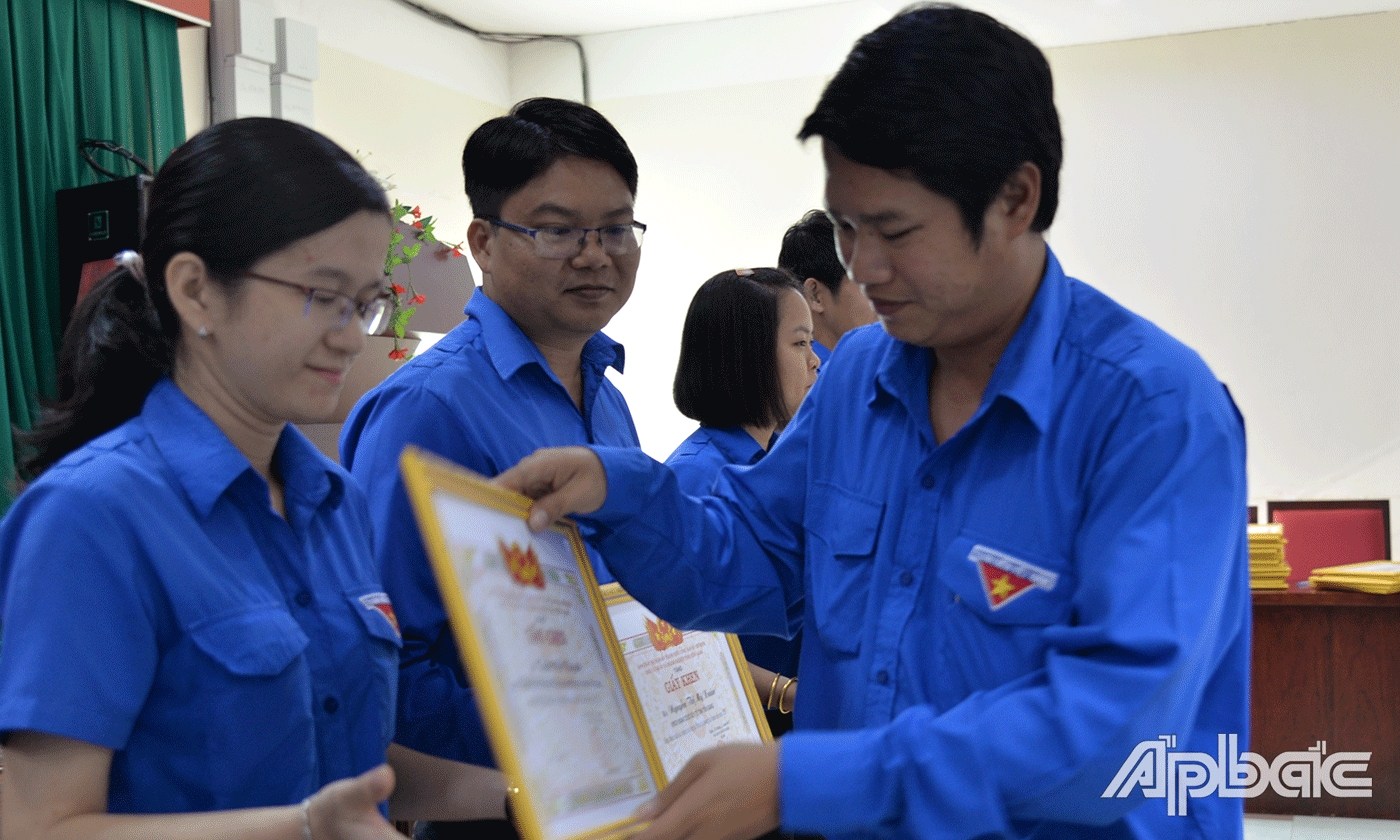 Phó Bí thư Đoàn khối Võ Minh Hữu trao giấy khen của đoàn khối cho các cá nhân.