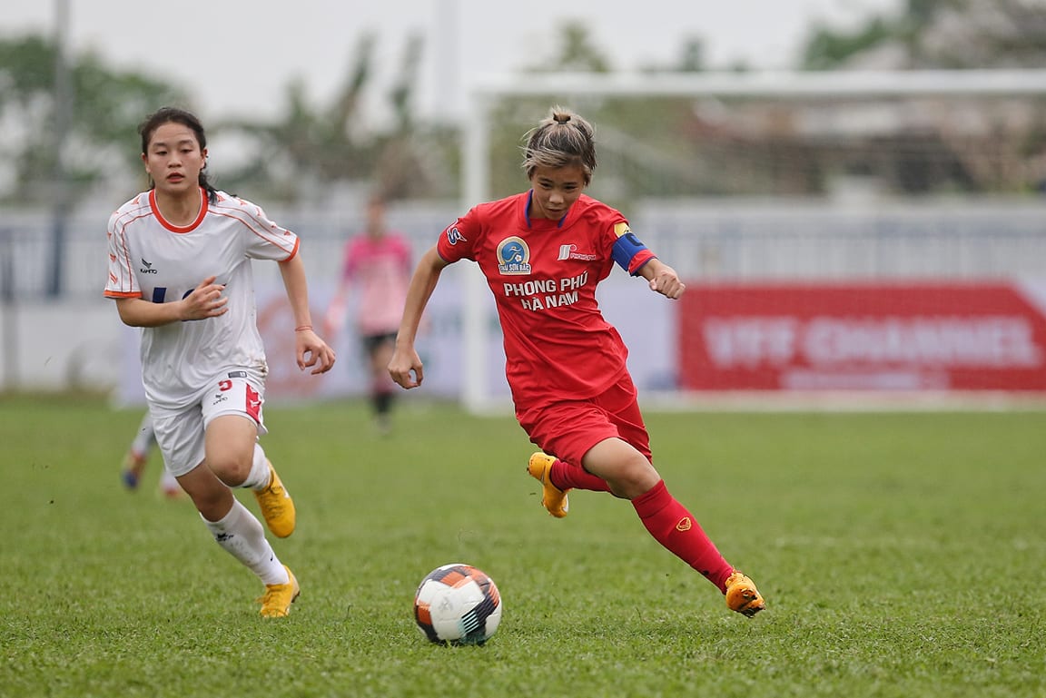 Trận khai mạc giữa U19 nữ Phong Phú Hà Nam và U19 nữ Sơn La diễn ra lúc 16h15. Ảnh: Minh Hoàng 