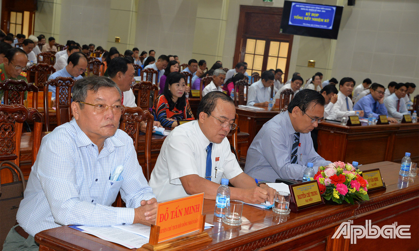 Đại biểu nghe lãnh đạo UBND tỉnh, các ngành báo cáo tại kỳ họp