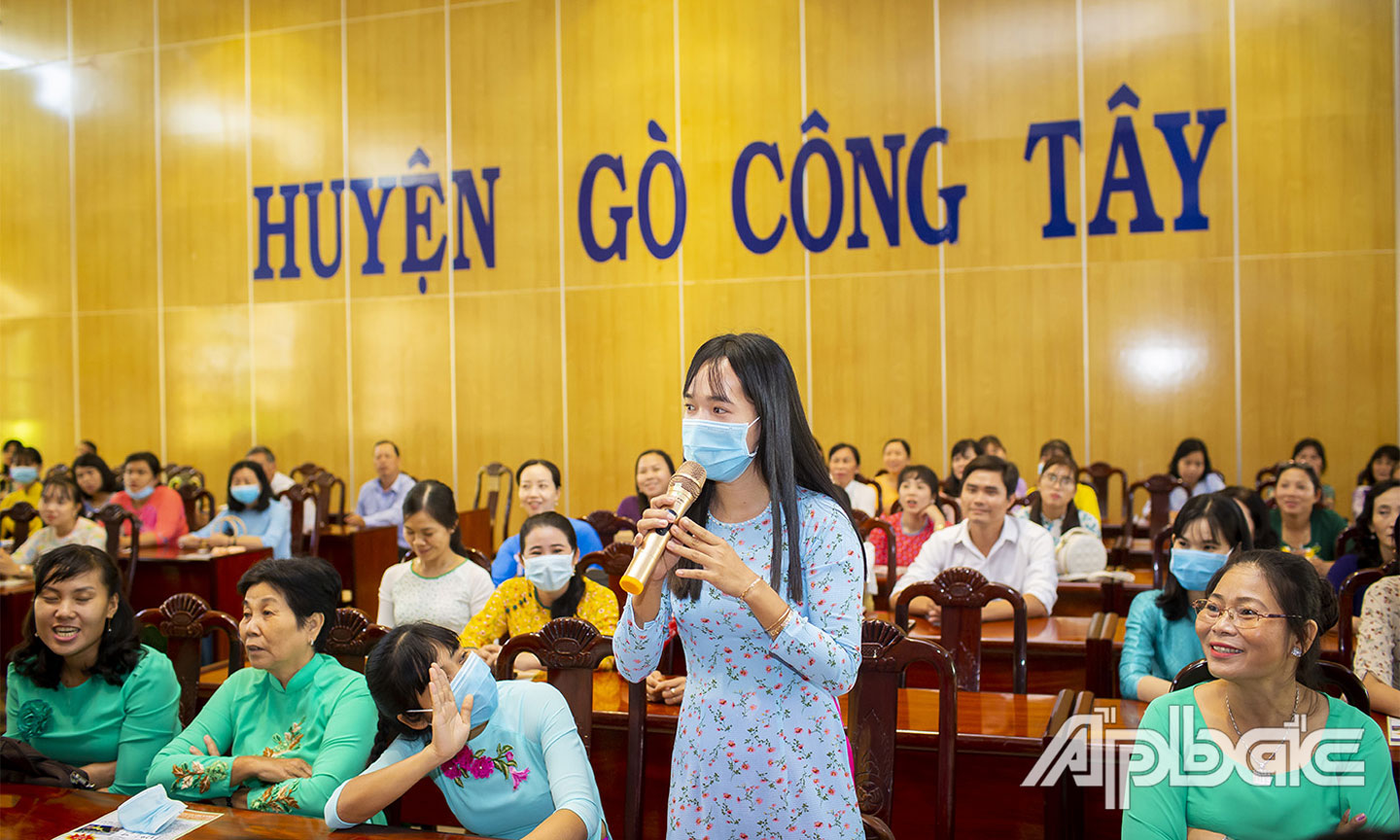 Kỷ lục gia thế giới Trần Quốc Phúc nói chuyện chuyên đề “Bí quyết đồng hành cùng con” tại huyện Gò Công Tây.