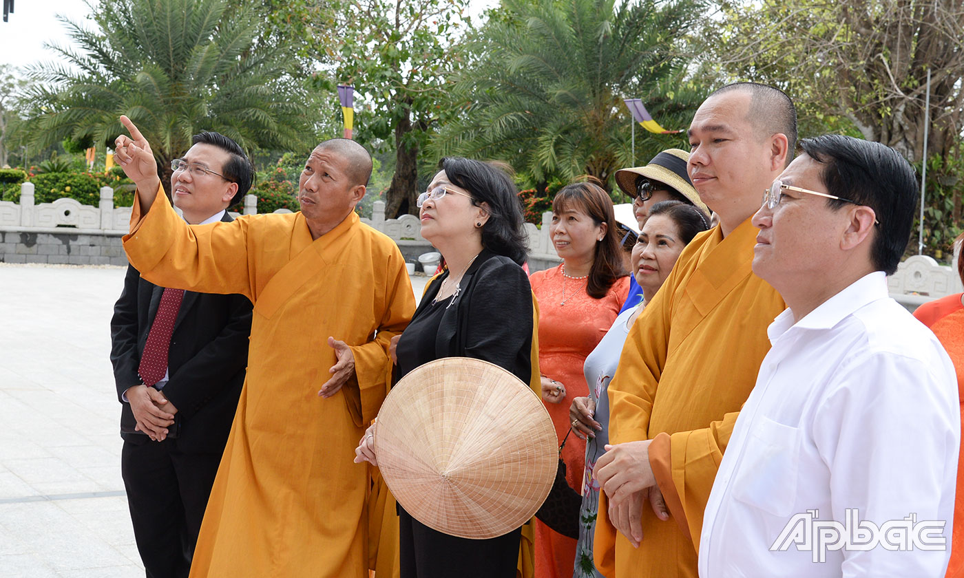 Đoàn công tác chiêm bái, tham quan cảnh chùa. 