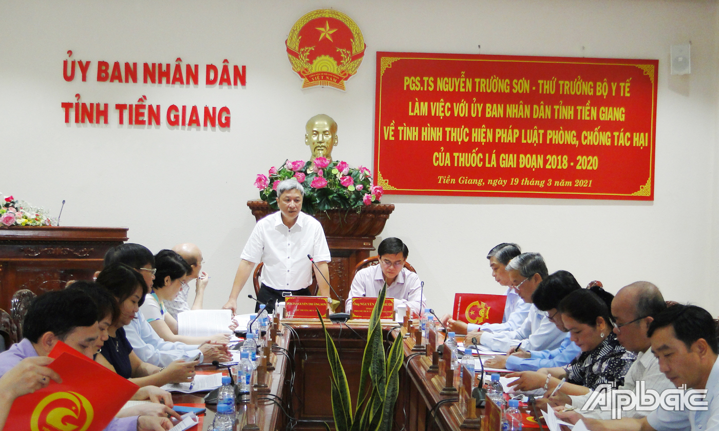 Thứ trưởng Bộ Y tế Nguyễn Trường Sơn đánh giá cao kết quả đạt được của Tiền Giang trong công tác PCTH của thuốc lá giai đoạn 2018-2020