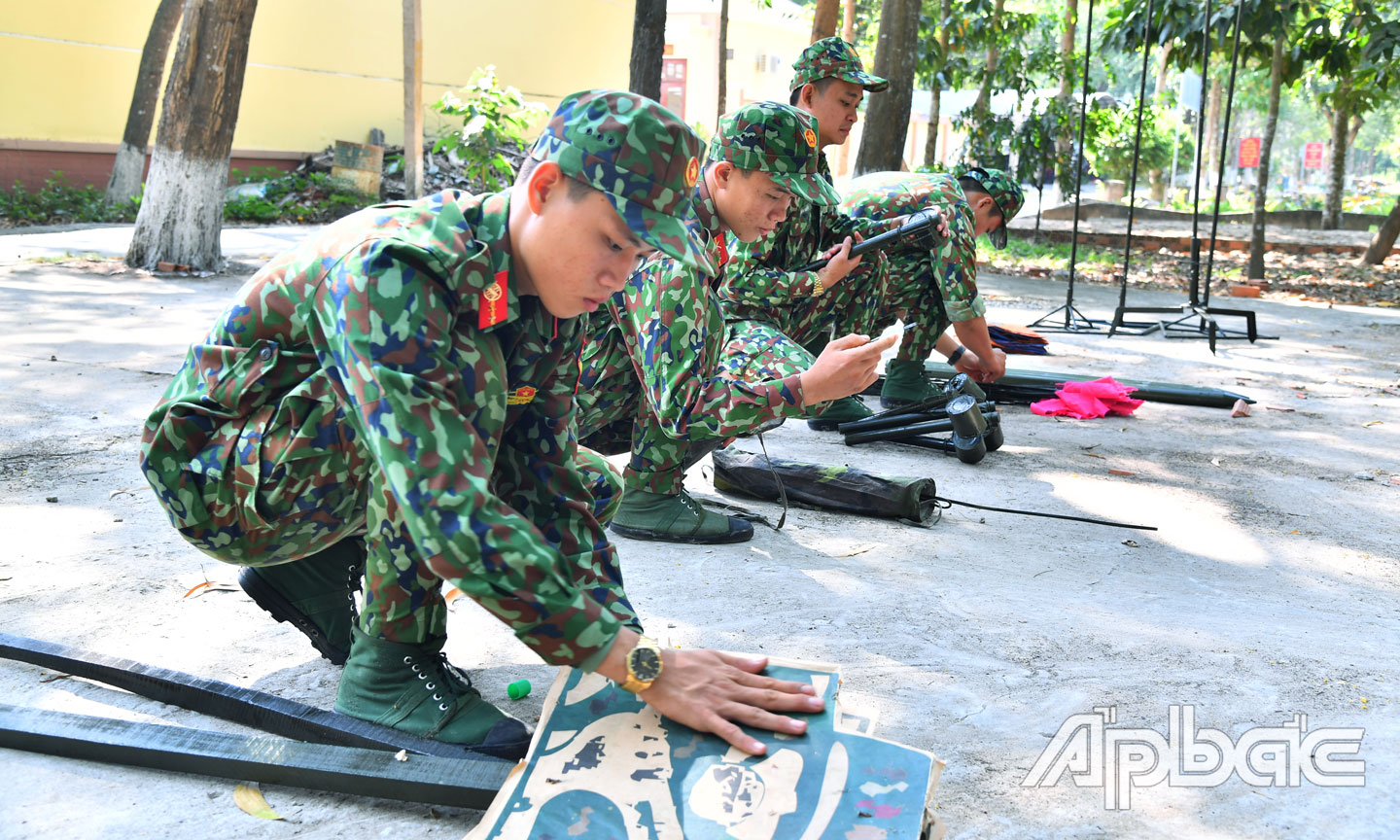 Chuẩn bị mô hình, học cụ phục vụ cho công tác huấn luyện chiến sĩ mới.