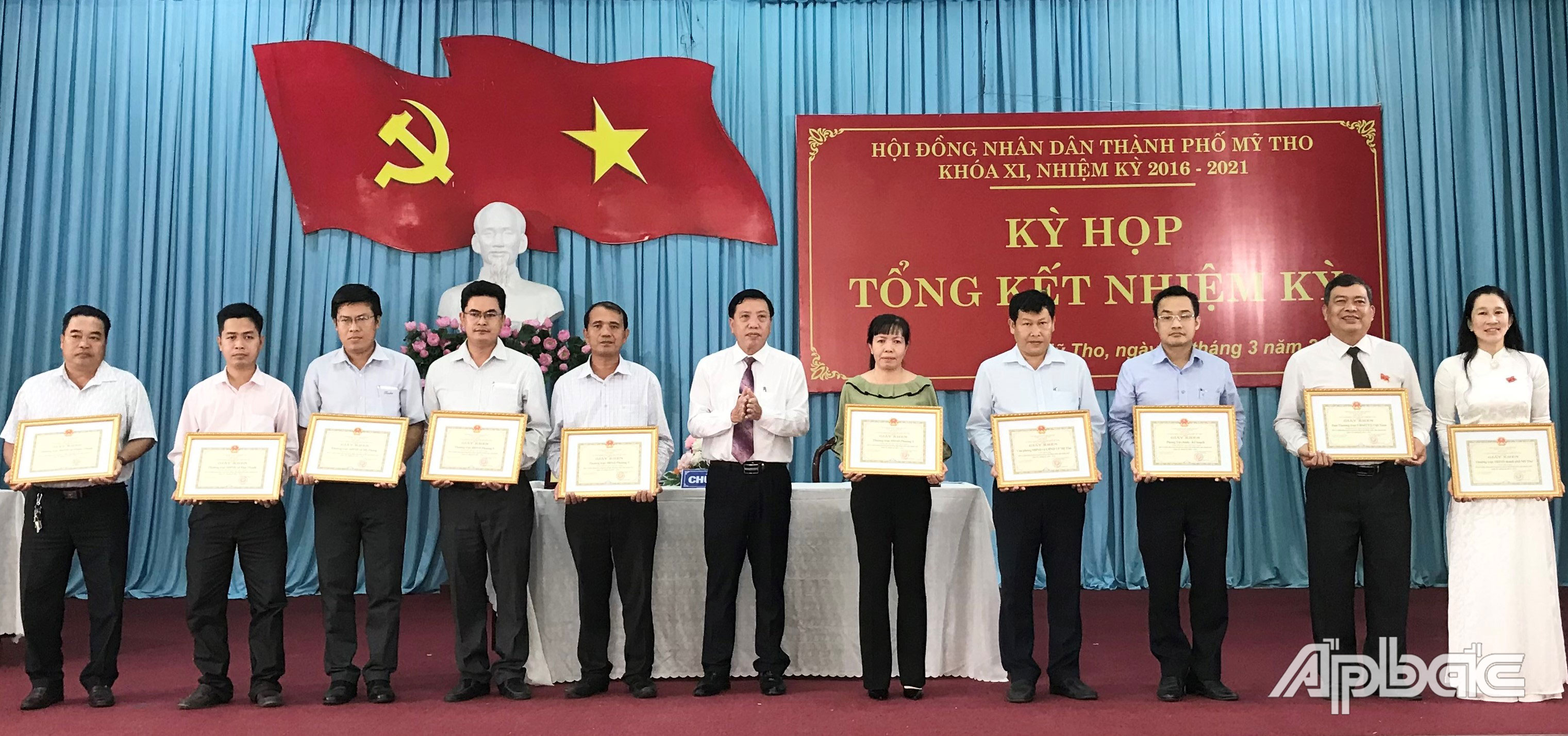 Chủ tịch UBND TP. Mỹ Tho Nguyễn Thành Công tặng Giấy khen cho các tập thể có nhiều đóng góp trong hoạt động HĐND thành phố khóa XI, nhiệm kỳ 2016 - 2021.