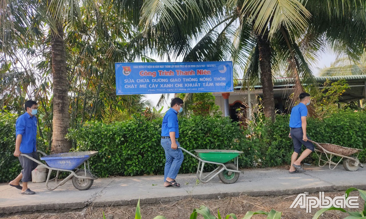 ĐVTN sửa chữa đường giao thông tại xã Tân Hội Đông. 