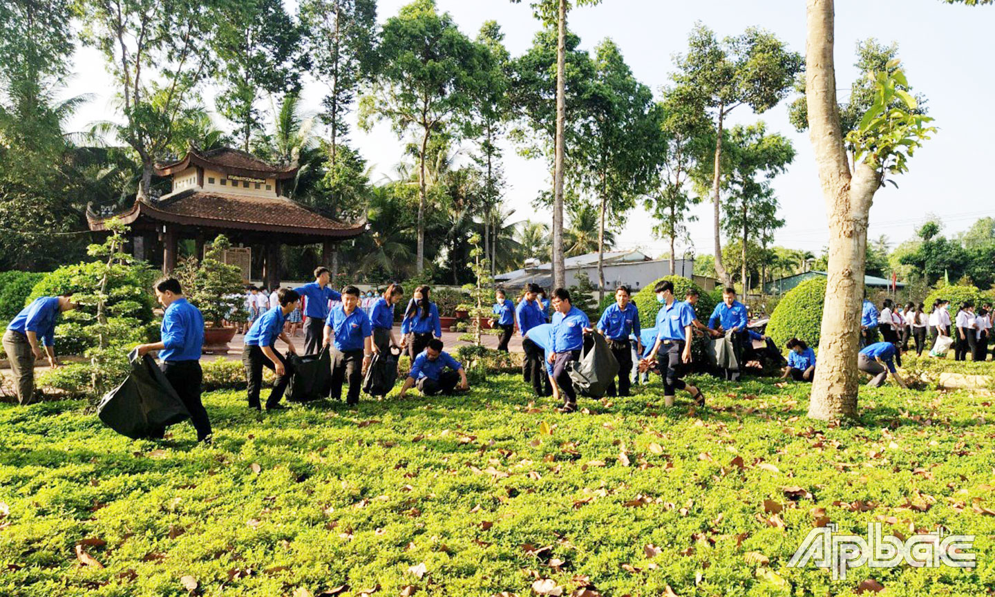 Huyện đoàn tổ chức hành trình đến địa chỉ đỏ tại Đình Long Hưng.