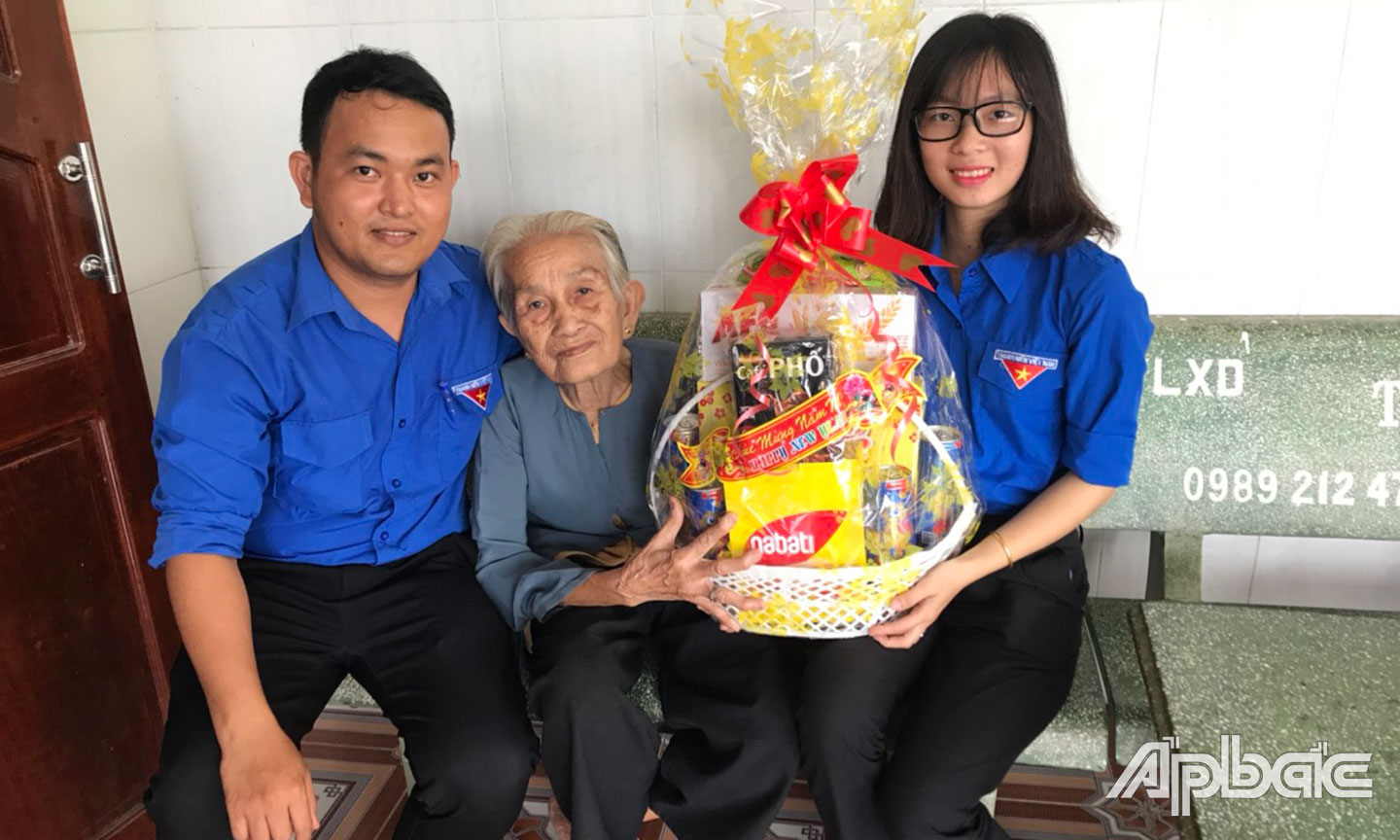Nguyễn Vũ Linh (bìa trái) luôn gương mẫu, đi đầu trong mọi phong trào,  hoạt động Đoàn.